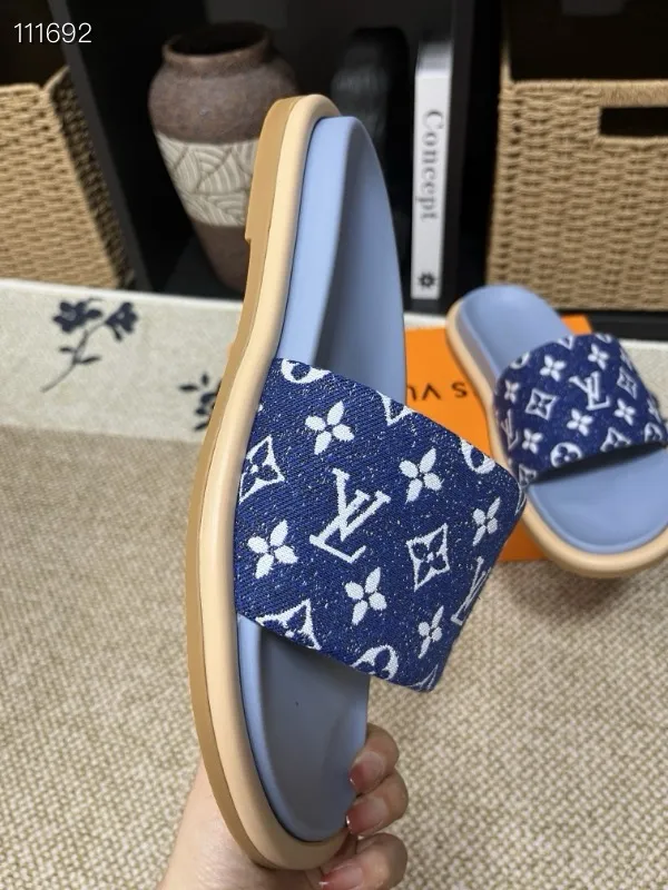 P320💰[New model] Long-term availability, 2025 new model, couple model [LOUlS VUlTTON] comes with drawer box, bag, card, invoice "Louis Vuitton ~ unique modern sandals. 》LV counter purchasing 🏃Men's and women's casual slippers, sold at the same time at the counter, the original old flower material upper is soft and comfortable, (refuses to discolor and rub the feet) sole: original factory special combination original sole, code number: 35--46 4 multiple colors 🉑️ to choose from